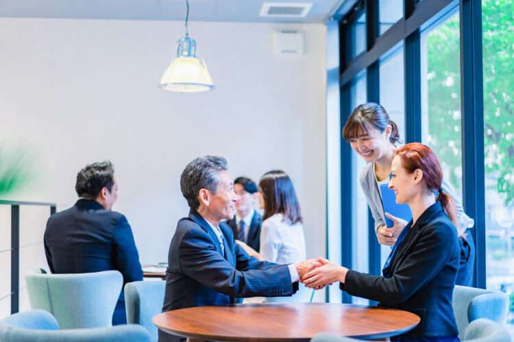 年収アップを狙うエンジニア転職戦略|回数・年齢・スキル活用法